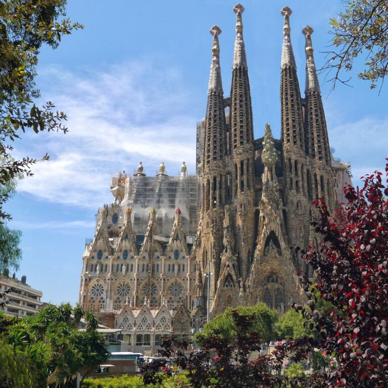 City Break Barcelona: Arhitectură modernistă și plaje însorite